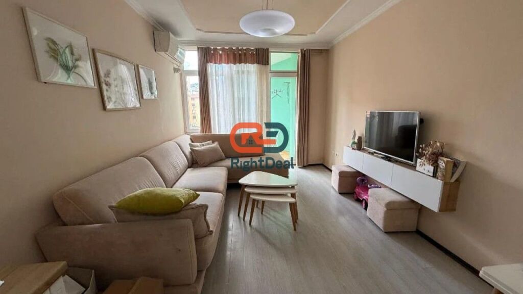 Tek Komuna E Parisit, Jepet Me Qira Apartament 2+1, Ideal Per Banim!!!