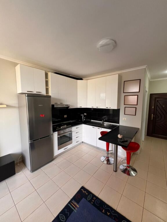 Me Qera: Super Apartament 1+1 + Ballkon + P.Parkimi || (📍Liqeni Artificial - Afër Kopshtit Zologjik), Pllt I Ri Me Ashensor, me Oborr | 750 Euro/Muaj