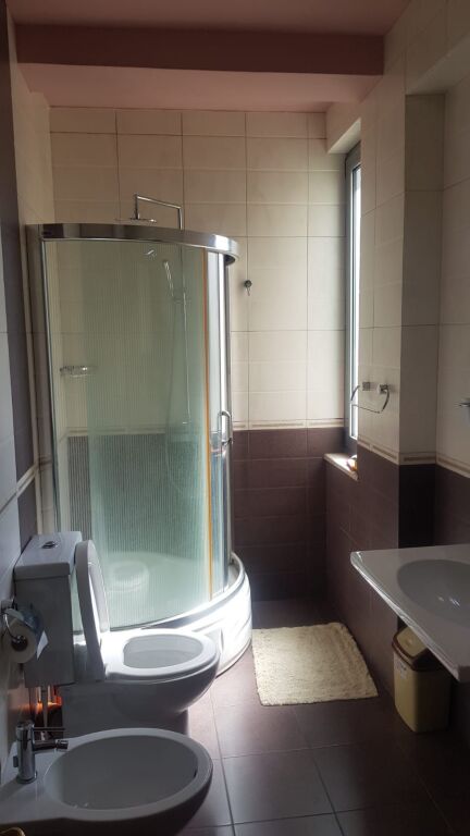 🏢Tek Bulevardi Zogu I,jepet me qera apartament,2+1,i mobiluar.70,000Leke