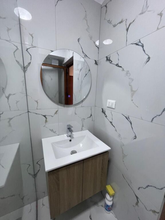 Apartament 1+1 me qira prane Pazarit te Ri!