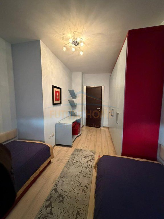 Shitet apartament 2+1+depo Rruga e Barrikadave