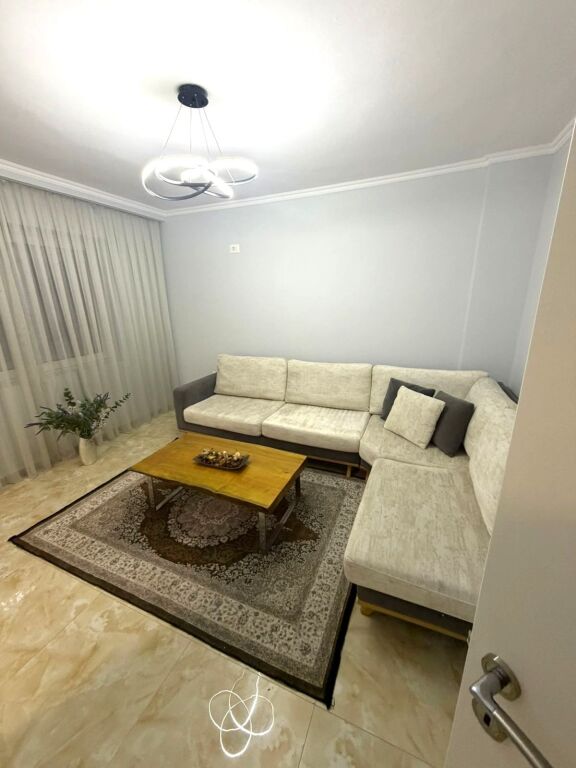 🏡 Appartamento 1+1 in Affitto da Irfan Tomini, al Palazzo con Freccia