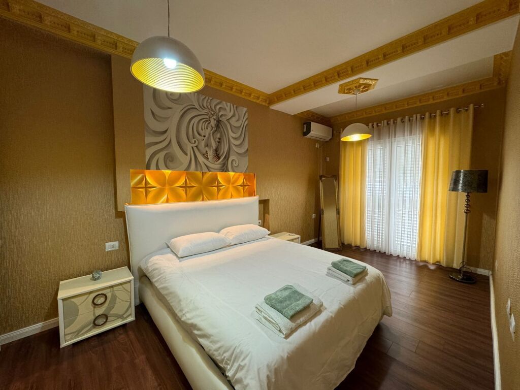 Shitet Apartament 2+1 + Verande Te Liqeni thate.