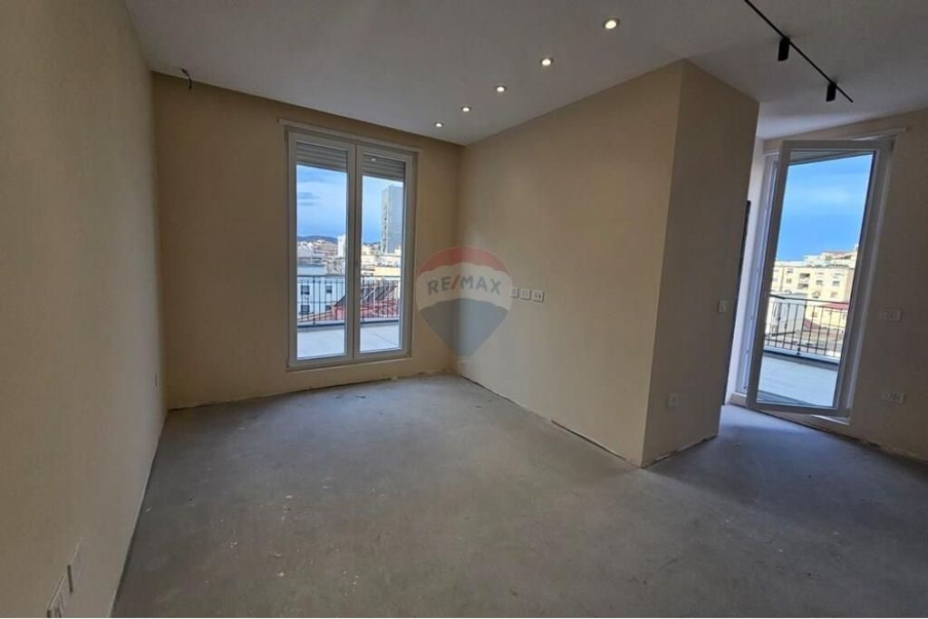 Shitet Apartament 2+1+2 te Ish Tregu Elektrik