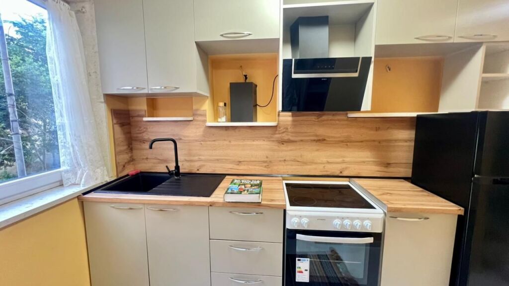2+1 📍Bllok (Vicino a Piazza Wilson) - 2° Piano - Sup.75m² - Esposizione SUD🌞 || Accesso immediato al Centro e a Bllok🏃🏻‍♂️ 800 Euro/Mese