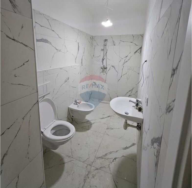 Shitet Garsoniere tek Shkolla e Baletit