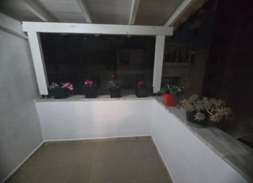 Jepet me qera Apartamenti 1+1 , rruga e Barrikadave pas Maternitetit te Vjeter 650 euro