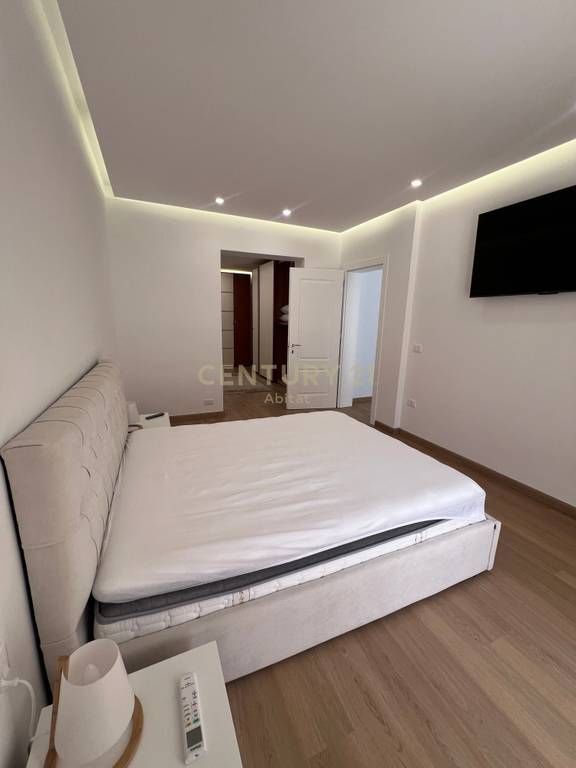 JEPET APARTAMENT 2+1 ME QIRA PRANE, NE ZONEN E ISH BLLOKUT