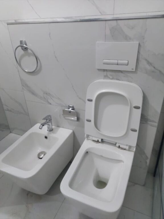 Affittasi appartamento 1+1, via Ali Demi vicino alla Scuola Kushtrimi Lirise vicino alla Banca Credins 420 Mila Lek