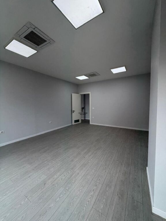 OFFICE FOR RENT 404 M2 NEW MARKET 520,000 LEKE FH-74595