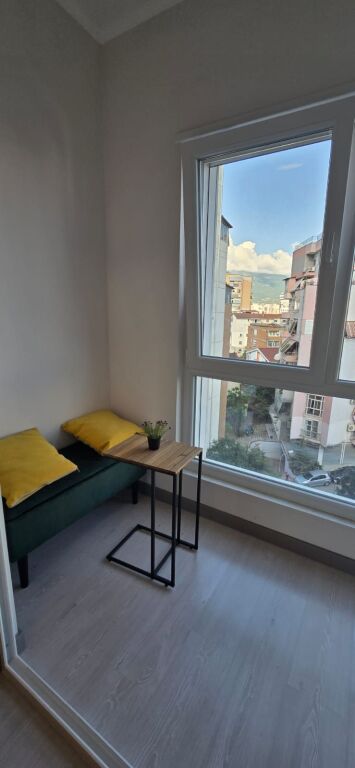 Jepet me qira apartament 1+1+1 ballkon, 55 m², te rruga e Barrikadave