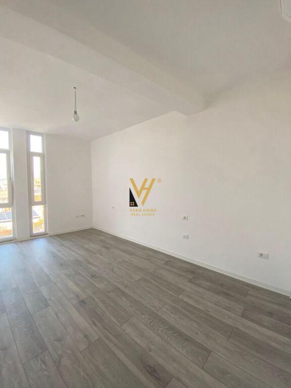 UFFICIO 72 M2 IN AFFITTO A KIKA 2, MUNICIPIO PARISIT 70.000 LEKE