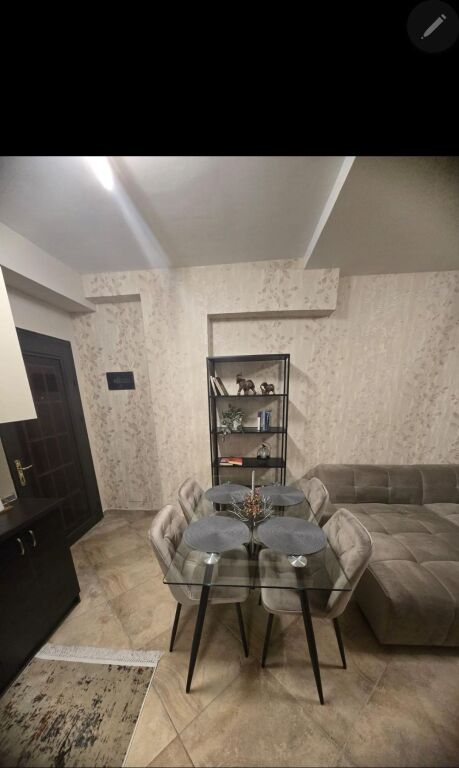 Jepet me qera Apartamenti 1+1 , rruga e Barrikadave pas Maternitetit te Vjeter 650 Mije leke