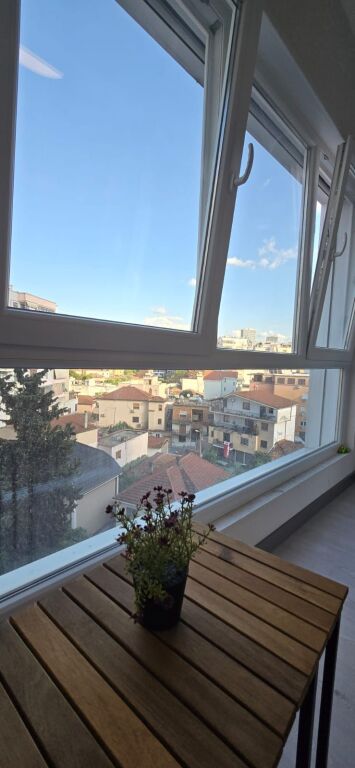 Jepet me qira apartament 1+1+1 ballkon, 55 m², te rruga e Barrikadave