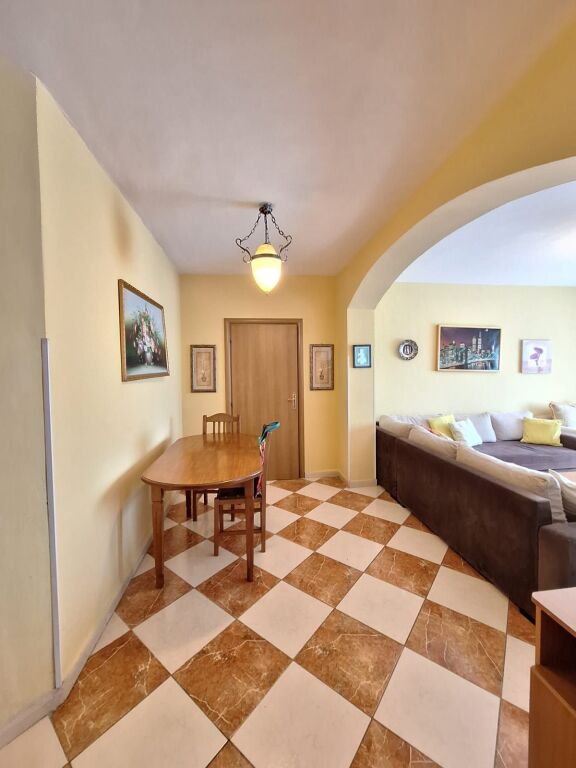 Shitet apartament 2+1+2 me 1 ballkon tek rruga e Kosovareve