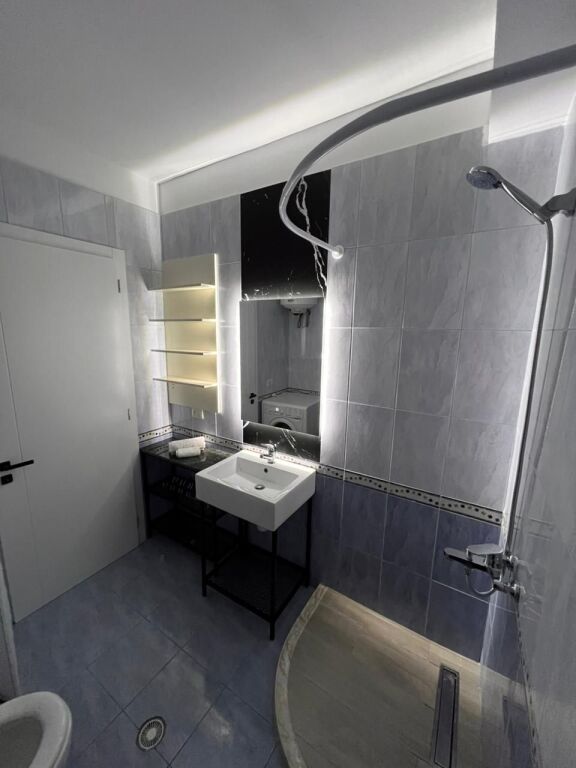 Me Qera: Super Apartament 1+1 + Ballkon + P.Parkimi || (📍Liqeni Artificial - Afër Kopshtit Zologjik), Pllt I Ri Me Ashensor, me Oborr | 750 Euro/Muaj