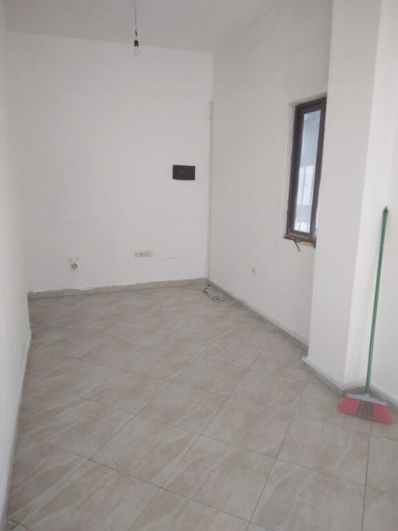 Rent | Ambjent Biznesi | Stacioni i Trenit | 200 €/month