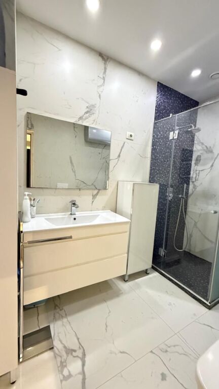 Shitet Apartament 2+1 i mobiluar luks tek Komuna e Parisit
