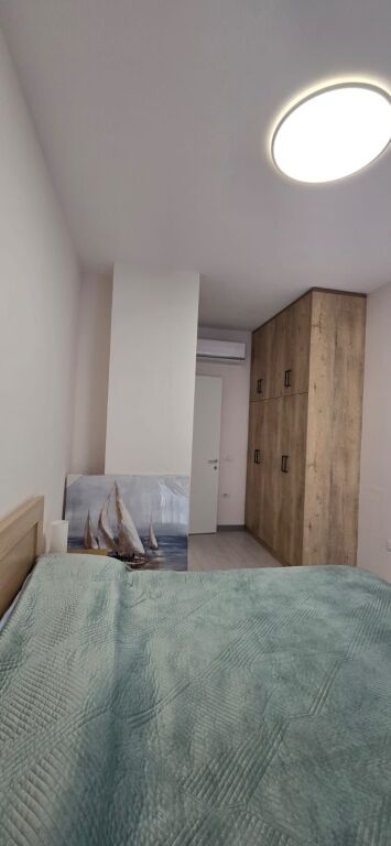 Jepet me qira apartament 1+1+1 ballkon, 55 m², te rruga e Barrikadave