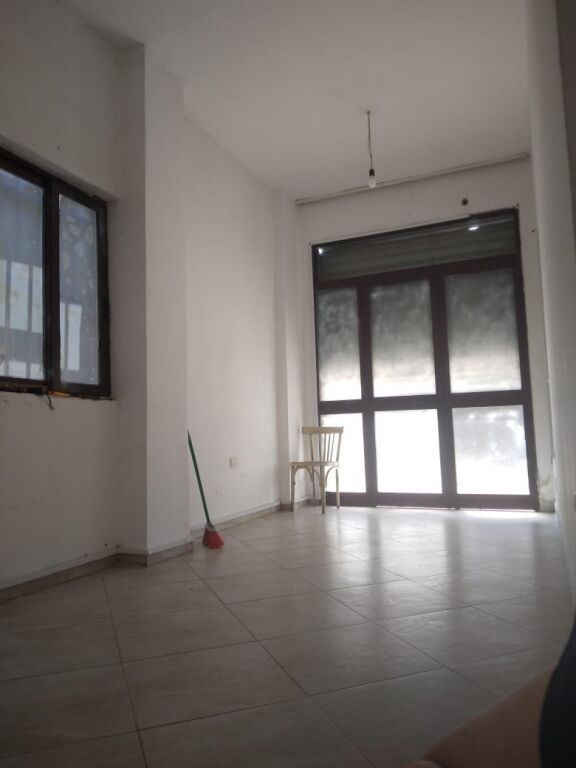 Rent | Ambjent Biznesi | Stacioni i Trenit | 200 €/month
