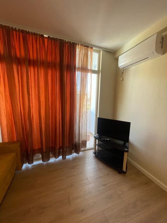 Apartament 1+1 me qira prane Pazarit te Ri!