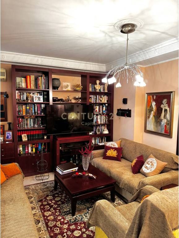 Elegancë Klasike &amp; Hapësira të Bollshme | Shitet Apartament 168m² - Medreseja, Tiranë