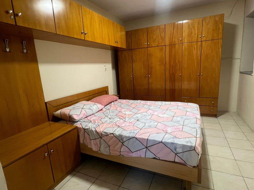 Prane Ufos ne Qender, jepet me qera apartament 2+1(per djem ose vajza)
