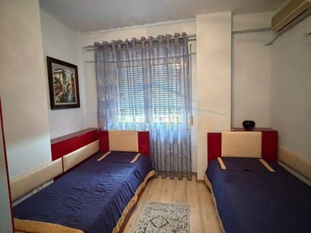 Shitet, Apartament 2+1+Depo, Rruga e Barrikadave, Tiranë