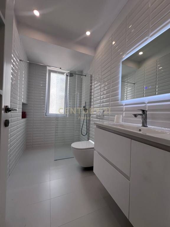 JEPET APARTAMENT 2+1 ME QIRA PRANE, NE ZONEN E ISH BLLOKUT