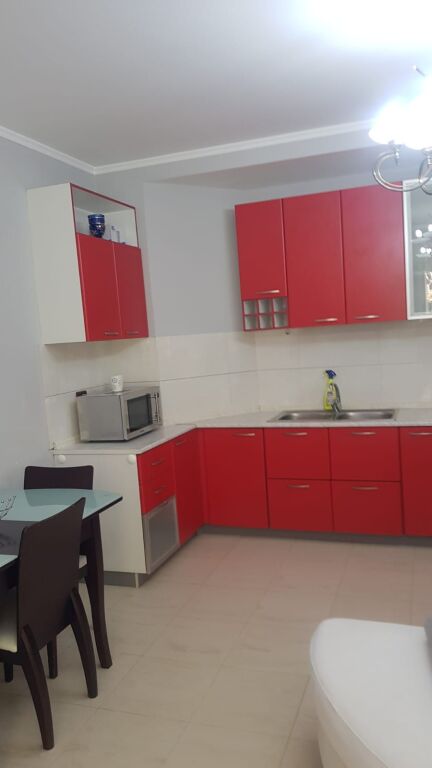 🏢Tek Bulevardi Zogu I,jepet me qera apartament,2+1,i mobiluar.70,000Leke