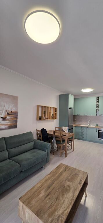 Jepet me qira apartament 1+1+1 ballkon, 55 m², te rruga e Barrikadave