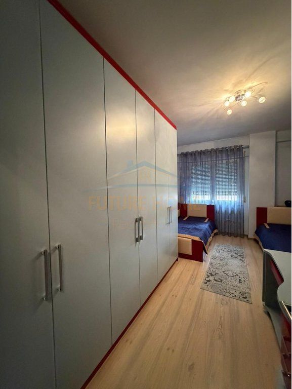 Shitet apartament 2+1+depo Rruga e Barrikadave