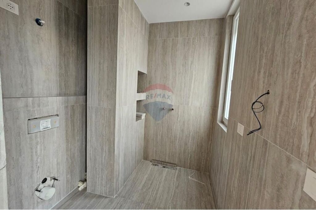 Shitet Apartament 2+1+2 te Ish Tregu Elektrik