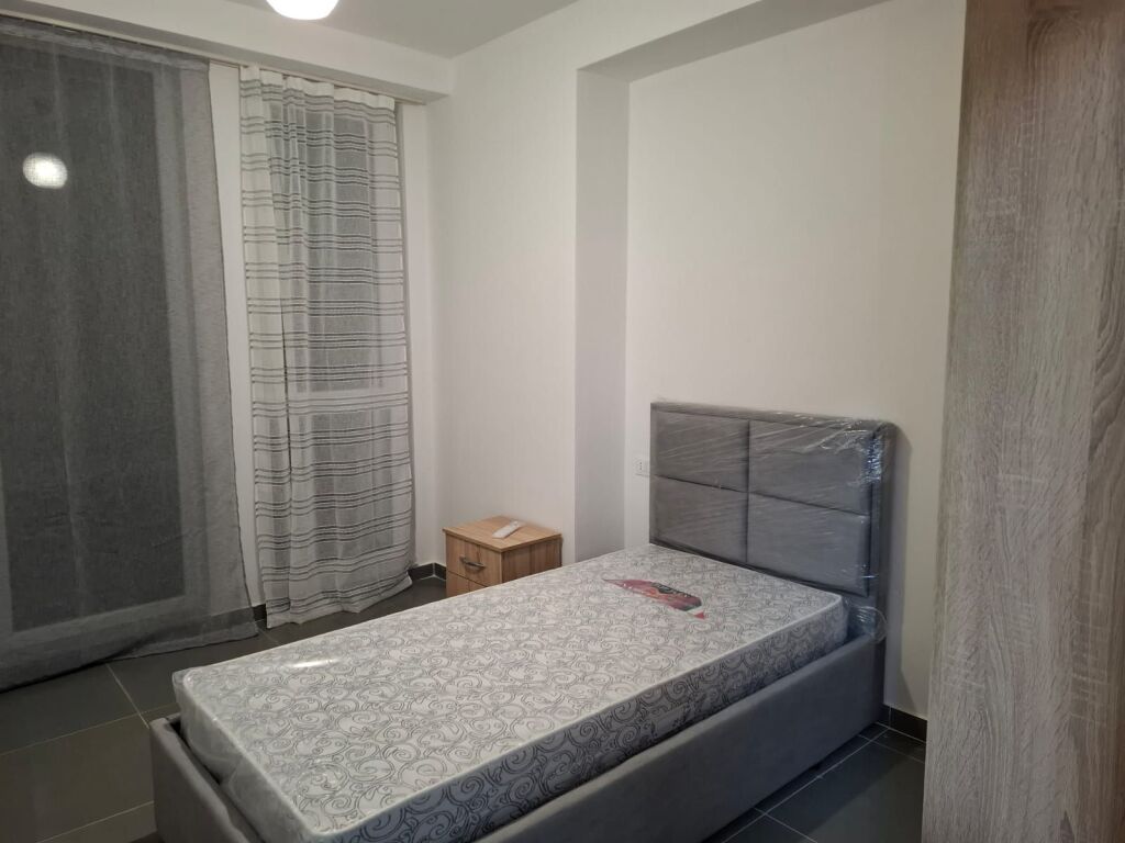 🏢Alla fine di Via 5 Maggio, i Palazzi della Ricostruzione affittano un appartamento 3+1 arredato: 65.000 LEKE   