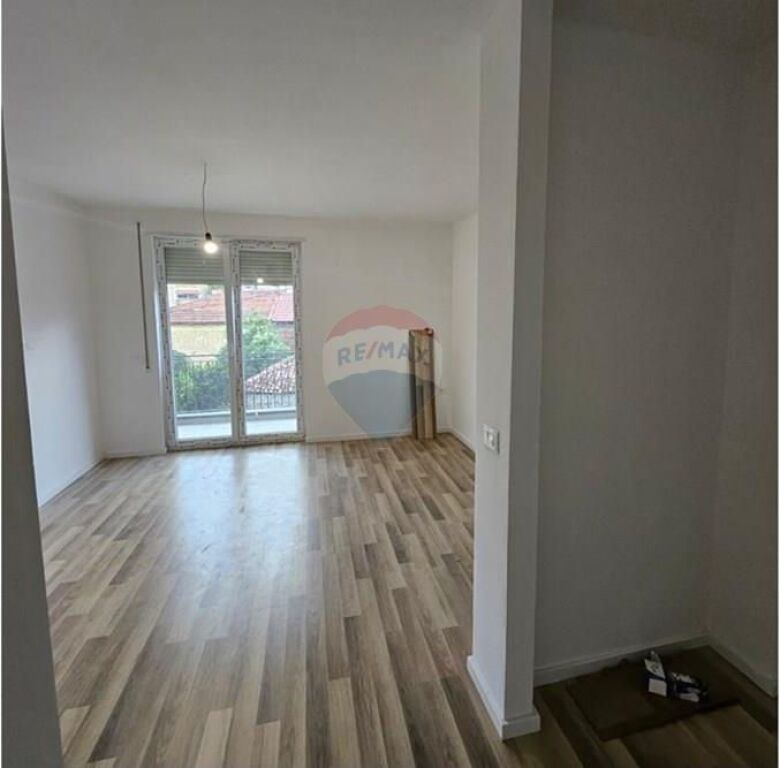 Shitet Garsoniere tek Shkolla e Baletit