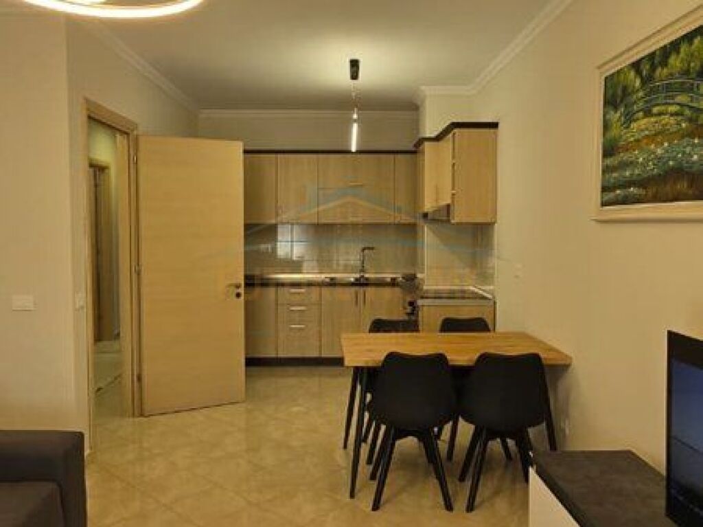 Qera, Apartament 1+1, ish Parku i Autobuzave, Tiranë