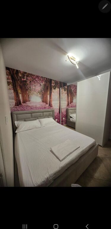Jepet me qera Apartamenti 1+1 , rruga e Barrikadave pas Maternitetit te Vjeter 650 Mije leke