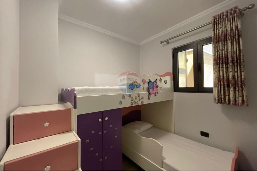 Ofrohet per qira Apartament 3+1 te rruga e Kavajës
