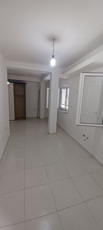 In affitto 3+2 vuoto a xhomllik 38000 lek