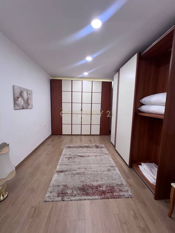 JEPET APARTAMENT 2+1 ME QIRA PRANE, NE ZONEN E ISH BLLOKUT