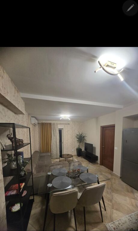 Jepet me qera Apartamenti 1+1 , rruga e Barrikadave pas Maternitetit te Vjeter 650 Mije leke