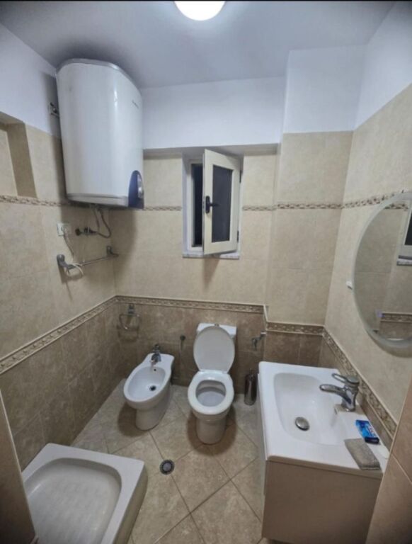 Jepet me qera Apartamenti 1+1 , rruga e Barrikadave pas Maternitetit te Vjeter 650 euro