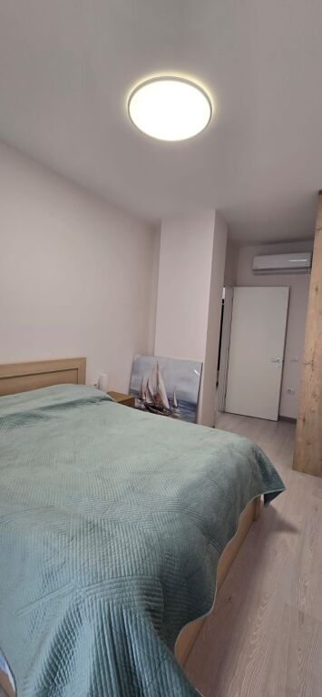 Jepet me qira apartament 1+1+1 ballkon, 55 m², te rruga e Barrikadave