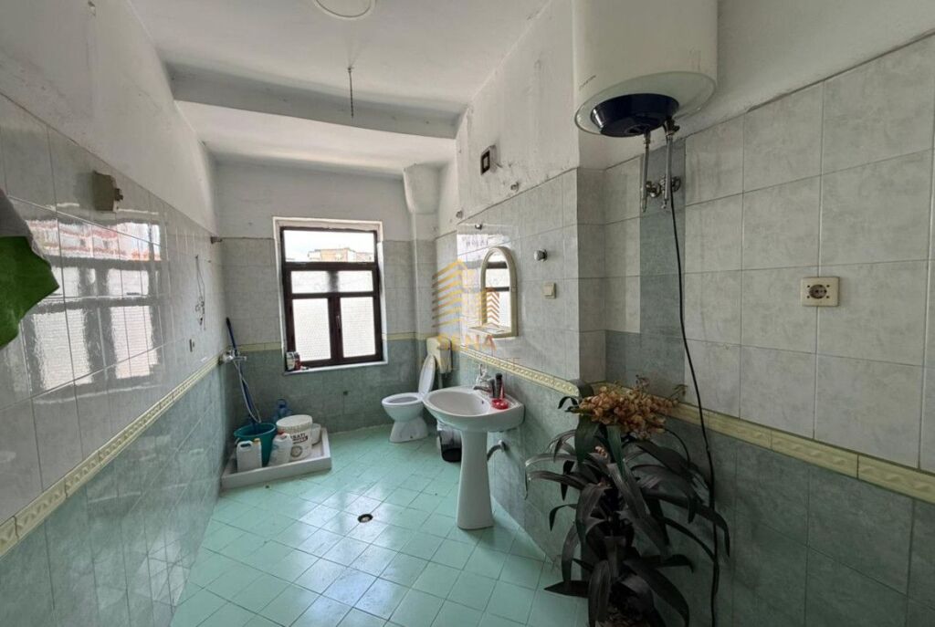Rent, Business Premises 3+1+2blk, Elbasan Street, 800 Euro/month