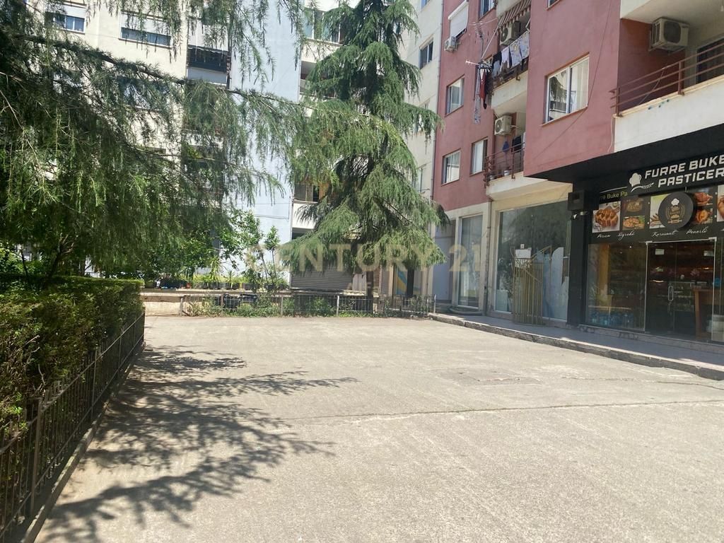 Negozio in vendita a Yzberisht, all'interno del Complesso Dilo 2 !