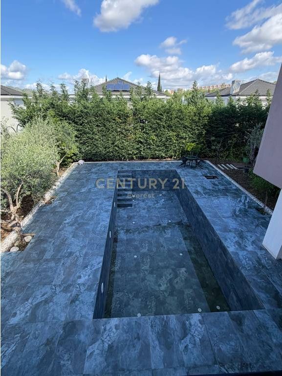 ROLLING HILLS LUXURY RESIDENCES, VILË LUKSOZE ME PISHINË PËR QIRA
