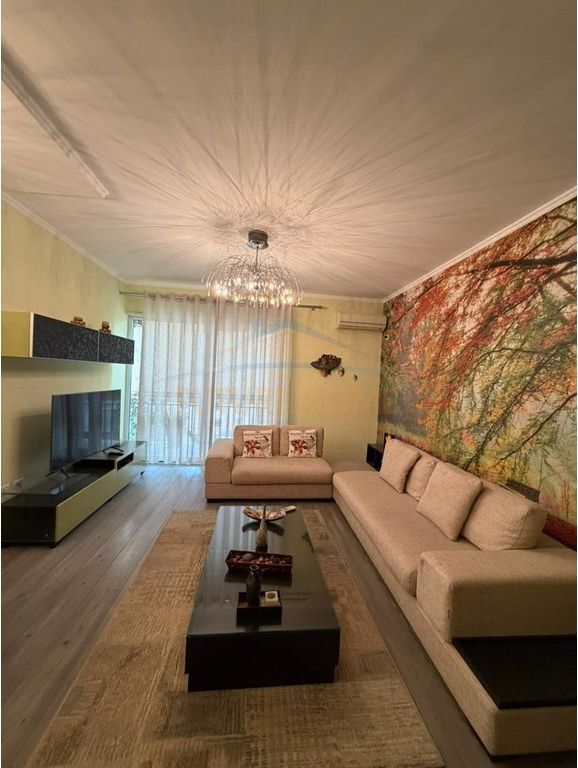 Shitet apartament 2+1+depo Rruga e Barrikadave