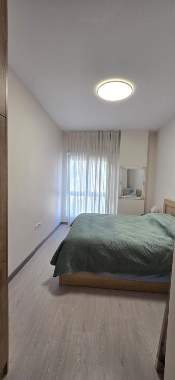 Jepet me qira apartament 1+1+1 ballkon, 55 m², te rruga e Barrikadave