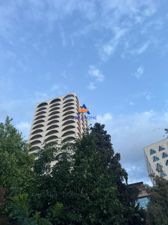 JEPET ZYRË ME QERA 423M2 " QENDER, SHESHI SKENDERBEJ" CMIMI I DISKUTUESHEM