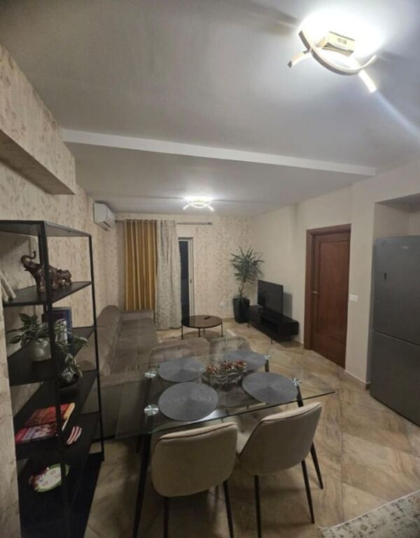 Jepet me qera Apartamenti 1+1 , rruga e Barrikadave pas Maternitetit te Vjeter 650 euro